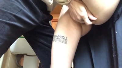 د ښوونځي په تشناب کې squirt، یو ریښتیني frothy orgasm - زما ښوونکي خپله ښه ترسره کړه